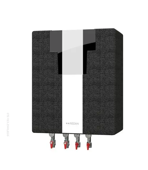 Schwarze Heizstation mit drei Ventilen und Druckmessgeräten. Die Marke Danfoss ist auf der Vorderseite sichtbar. Geeignet für den Anschluss an ein Heizsystem.